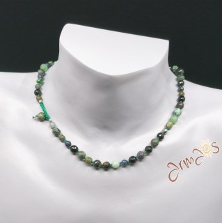 Edelstein Collier Grün, handgeknüpft, gehäkelter Verschluss